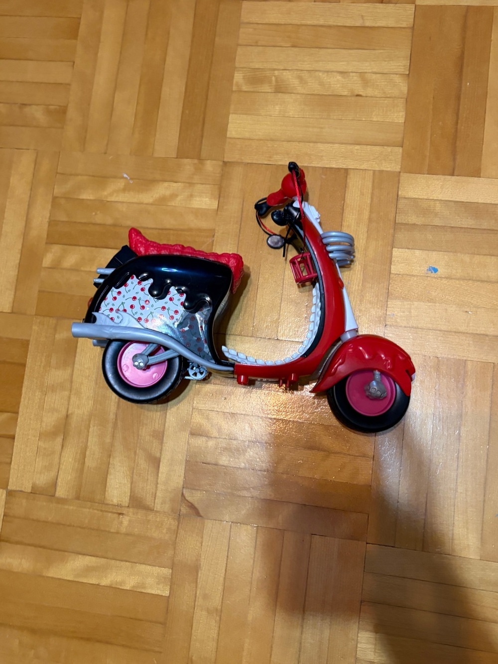 monster high ghoulia yelps scaris scooter (stained)